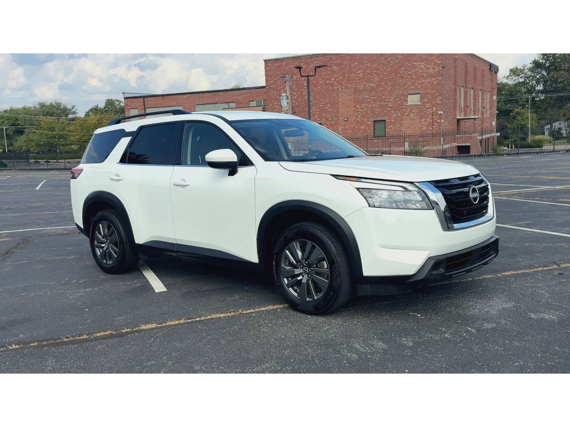 2024 Nissan Pathfinder SV