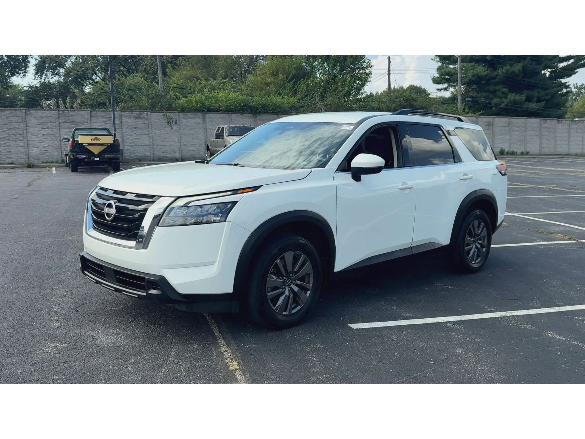 2024 Nissan Pathfinder SV