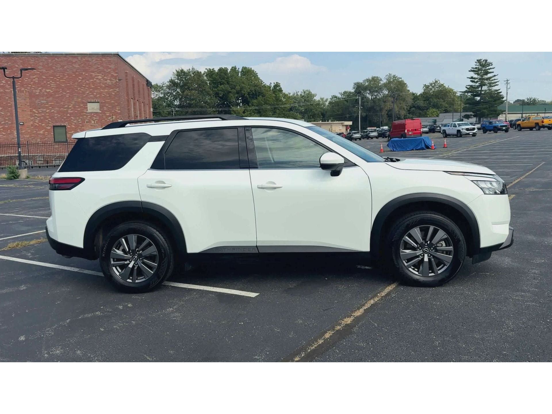 2024 Nissan Pathfinder SV